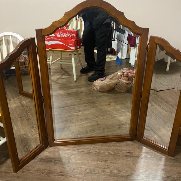 Dresser mirror. - Picture 1 of 3